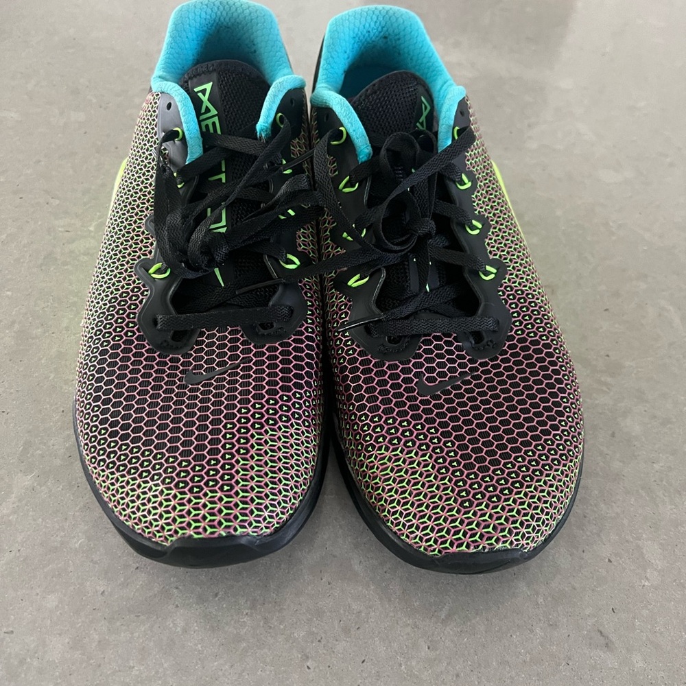 👟 NIKE Metcon 5 Mens Shoes, Size US 10, Dynamic Black and Neon Athletic Shoe🌟